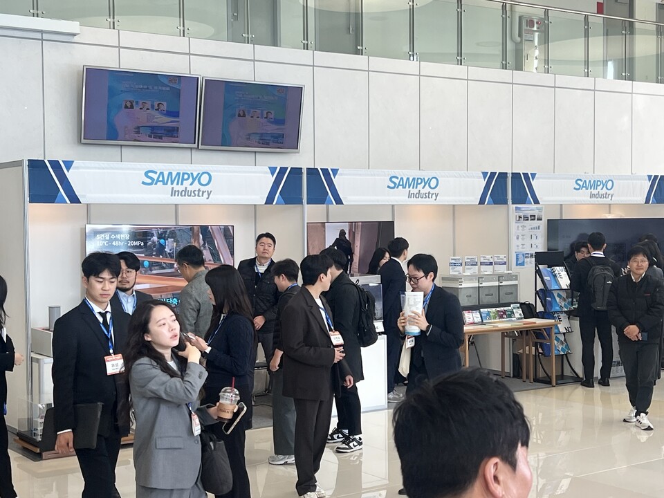 ©AP신문(AP뉴스)/이미지 제공 = 삼표그룹 ▲삼표그룹은 지난 5일부터 7일까지 사흘간 여수엑스포 컨벤션센터에서 열린 ‘2025 한국콘크리트학회 학술대회’에서 홍보부스를 마련해 친환경·고성능 특수 제품들을 참관객들에게 공유했다.