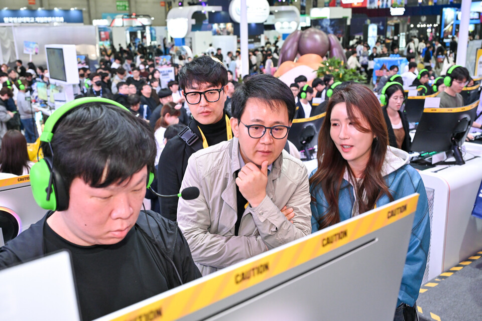 ©AP신문(AP뉴스)/이미지 제공 = 넷마블 ▲방준혁 의장은 지스타 개막 이틀째인 14일 부산 해운대 벡스코에 마련된 넷마블 부스를 방문해 관람객과 직접 소통하며 게임 산업의 최신 흐름을 확인했다.