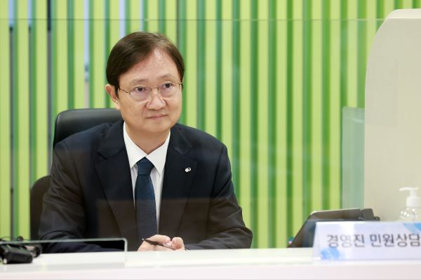 ©AP신문(AP뉴스)/이미지 제공 = 금융감독원 ▲이찬진 금융감독원장이 지난 5일 금융감독원 본원 1층 금융민원센터에서 민원 상담차 방문한 민원인을 대상으로 현장 상담을 진행하고 있다.