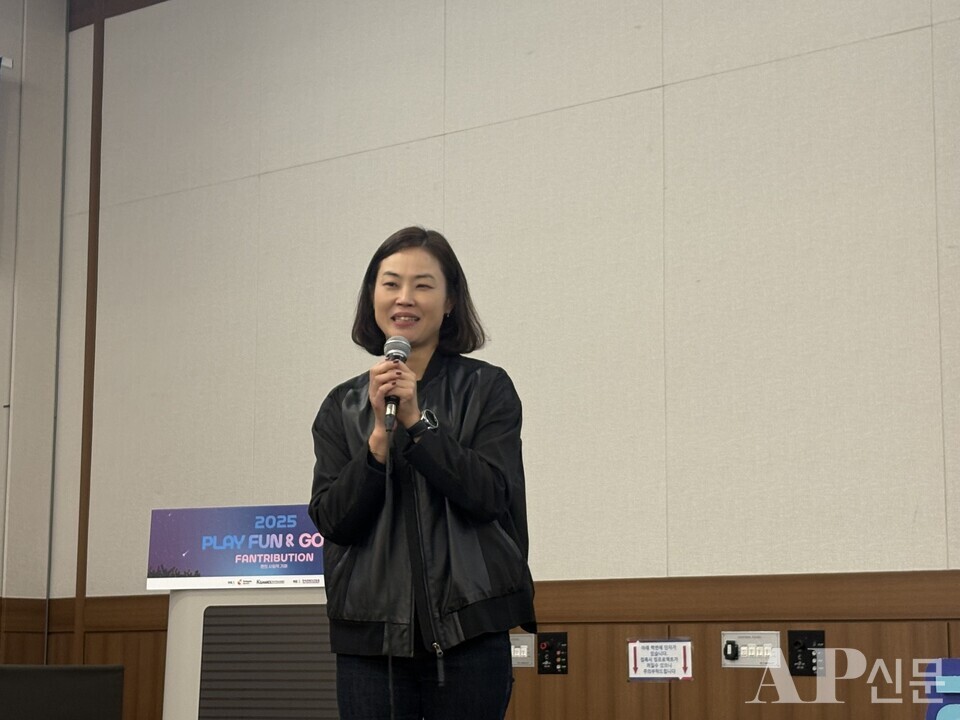 ⓒAP신문(AP뉴스)/ 박수연 기자 = ▲권연주 스마일게이트 희망스튜디오 이사가 14일 열린 ‘2025 플레이 펀앤 굿 포럼‘에서 발표를 하고 있다.