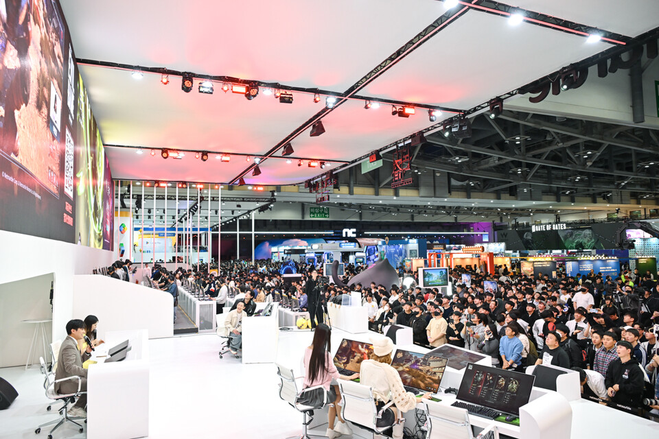 ©AP신문(AP뉴스)/이미지 제공 = 넷마블 ▲넷마블은 '지스타 2025' 넷마블관에서 콘솔·PC 출품작 '이블베인'(넷마블몬스터 개발)의 인플루언서 무대 이벤트를 진행했다.