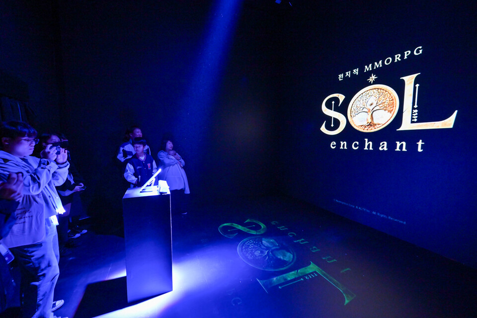 ©AP신문(AP뉴스)/이미지 제공 = 넷마블 ▲넷마블은 미공개 신작 MMORPG ‘SOL: enchant(솔: 인챈트)’의 지스타 2025 야외 부스를 16일까지 운영한다.