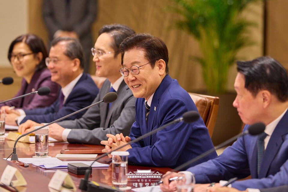 ©AP신문(AP뉴스)/이미지 제공 = 삼성전자 ▲이재명 대통령이 16일 서울 용산 대통령실 청사에서 열린 한미 관세협상 후속 민관 합동회의를 주재하고 있다.