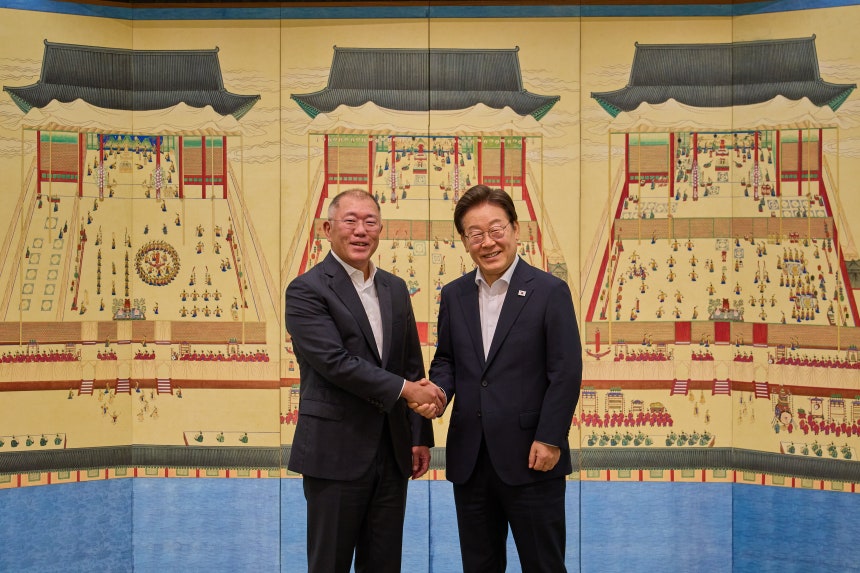 ©AP신문(AP뉴스)/이미지 제공 = 대통령실 ▲이재명 대통령(오른쪽)과 정의선 현대자동차그룹 회장.