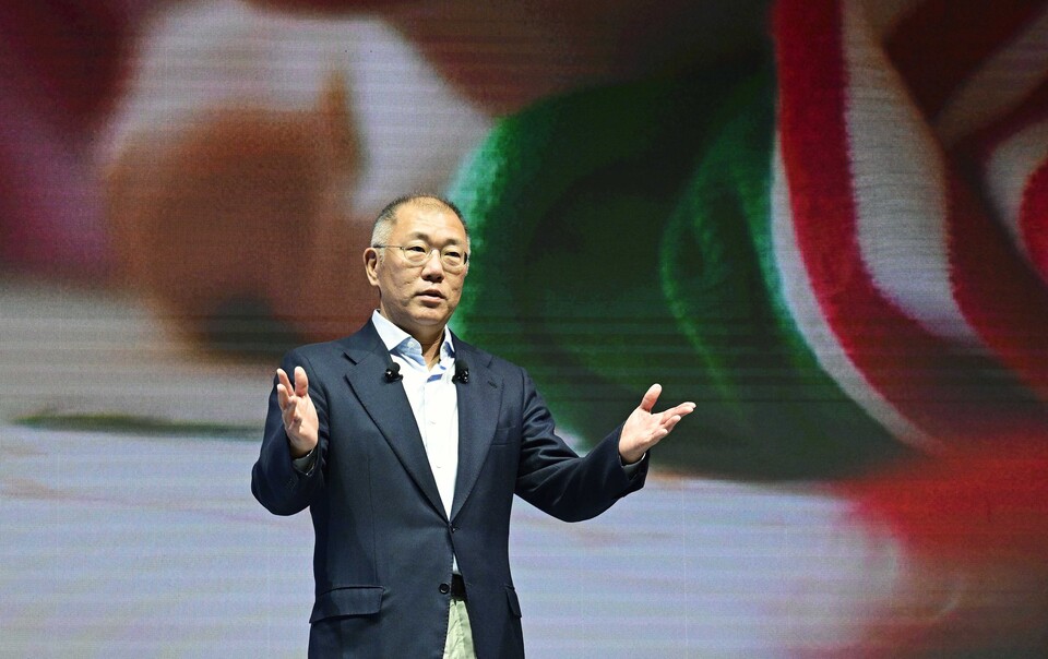 ©AP신문(AP뉴스)/ 이미지 제공 = 현대자동차그룹 ▲정의선 회장이 6일 경기도 고양시 '현대 모터스튜디오 고양'에서 열린 현대차그룹 2025년 신년회에 참석해 그룹 임직원들에게 새해 메시지를 전하고 있다.