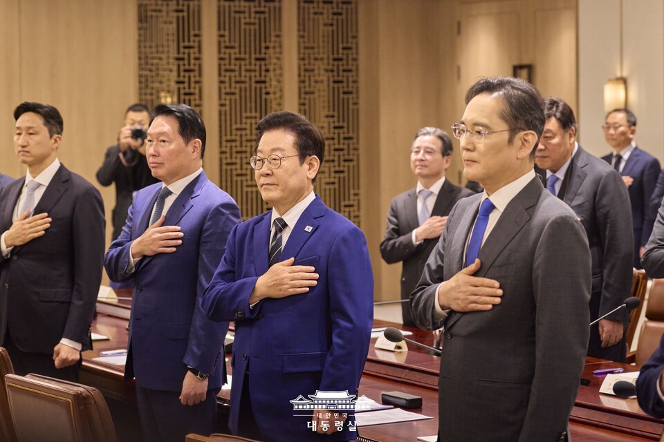 ©AP신문(AP뉴스)/이미지 제공 = 대통령실 ▲이재명 대통령이 16일 서울 용산 대통령실 청사에서 열린 한미 관세협상 후속 민관 합동회의에서 국민의례를 하고 있다.