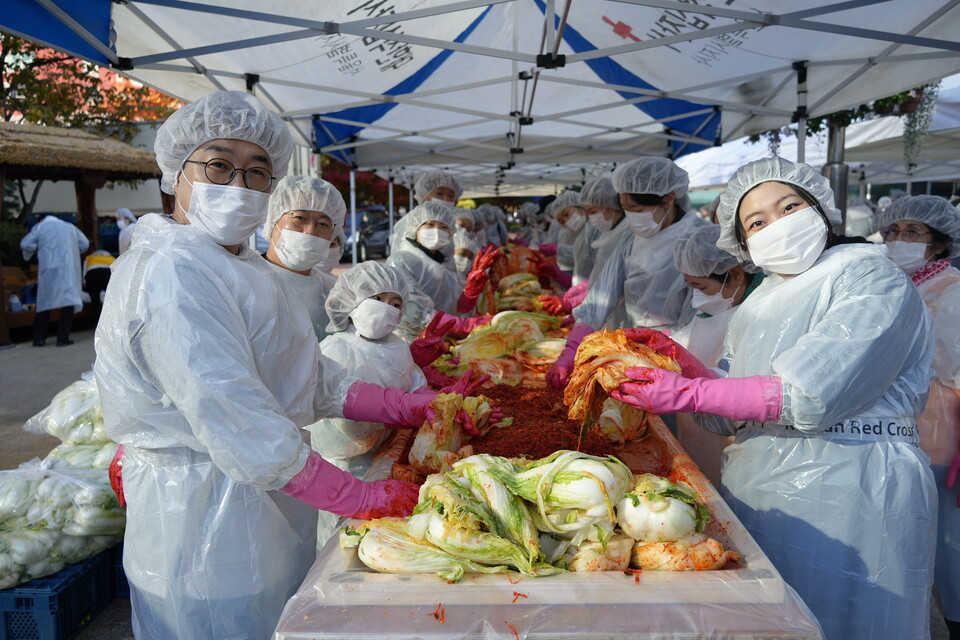 ©AP신문(AP뉴스)/이미지 제공 = 대원제약 ▲대원제약은 서울시 성동구청 앞 광장에서 ‘2025 제20회 사랑의 김장 나누기‘ 행사를 개최했다.