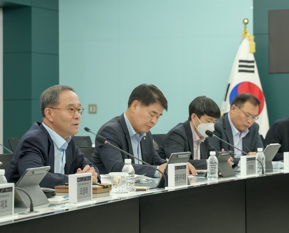 ©AP신문(AP뉴스)/이미지 제공 = NH농협금융지주 ▲지난 17일 서울 중구 본사에서 열린 ‘제2차 농협금융 ESG전략협의회’에서 이찬우 NH농협금융지주 회장(왼쪽 첫번째)이 회의를 주재하고 있다.