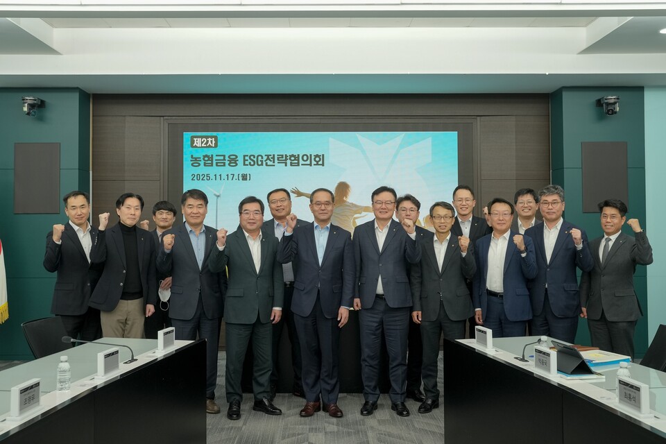 ©AP신문(AP뉴스)/이미지 제공 = NH농협금융지주 ▲지난 17일 서울 중구 본사에서 열린 ‘제2차 농협금융 ESG전략협의회’에서 이찬우 NH농협금융지주 회장(앞줄 왼쪽 다섯번째)과 참석자들이 기념촬영을 하고 있다.