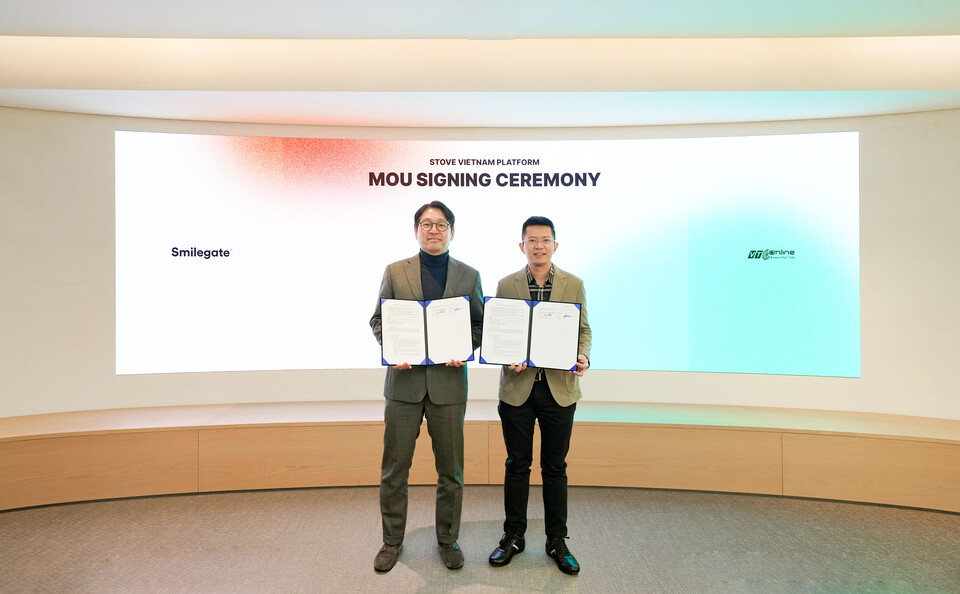 ⓒAP신문(AP뉴스)/ 이미지 제공 = 스마일게이트 ▲백영훈 스마일게이트 홀딩스 메가포트 부문 대표(좌)와 레 비엣 호아 VTCO CEO(우)가 18일 서울시 강남구 오렌지플래닛에서 업무협약을 체결한 후 기념촬영을 하고 있다.