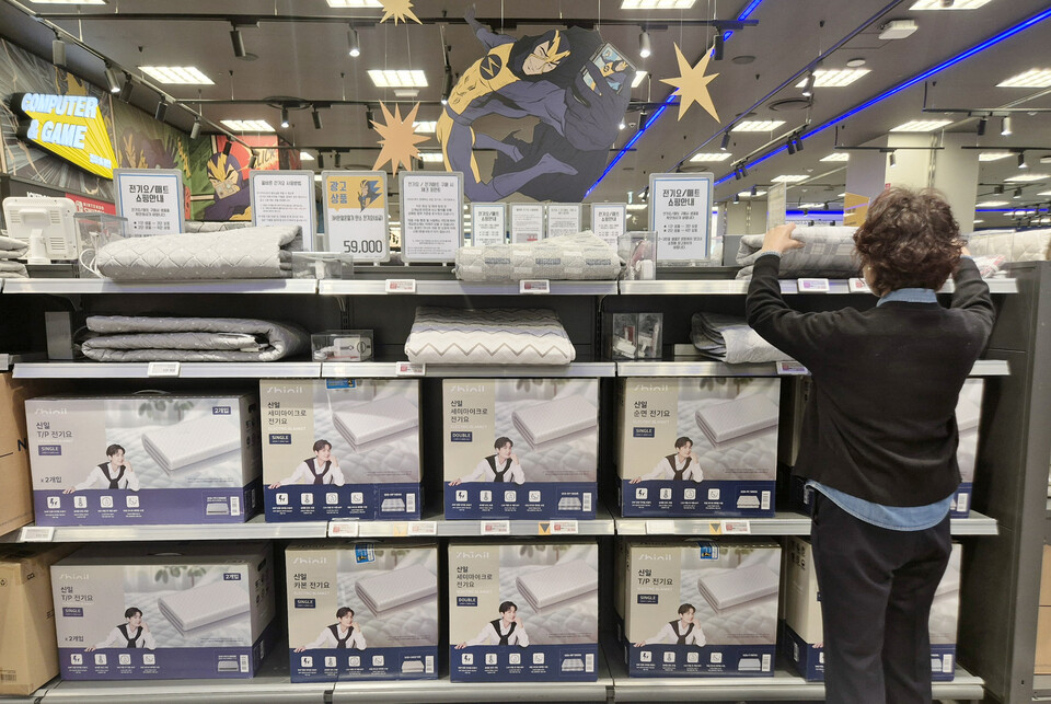 ©AP신문(AP뉴스)/이미지 제공 = 이마트 ▲이마트는 아침 기온이 영하권으로 떨어지는 본격적인 겨울 날씨를 맞아 전기매트·전기요부터 히터, 방한의류 등을 행사가에 판매하는 '난방·방한용품 기획전'을 진행한다.