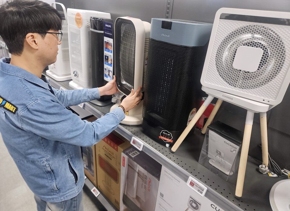 ©AP신문(AP뉴스)/이미지 제공 = 이마트 ▲이마트는 아침 기온이 영하권으로 떨어지는 본격적인 겨울 날씨를 맞아 전기매트·전기요부터 히터, 방한의류 등을 행사가에 판매하는 '난방·방한용품 기획전'을 진행한다.