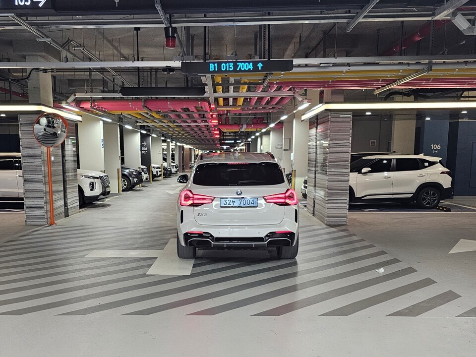 ©AP신문(AP뉴스)/이미지 제공 = 삼성물산 건설부문 ▲래미안 원페를라 단지 내 ‘래미안 AI 주차장’ 경로 안내판이 설치된 모습.