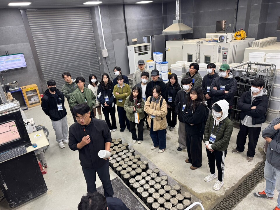 ©AP신문(AP뉴스)/이미지 제공 = 삼표그룹 ▲지난 6일 경기도 화성시 삼표산업 기술연구소(S&I 센터)에서 산학투어 참여자들이 화성공장(레미콘·몰탈)과 기술 연구소를 둘러보며 현장 견학을 진행하고 있다.