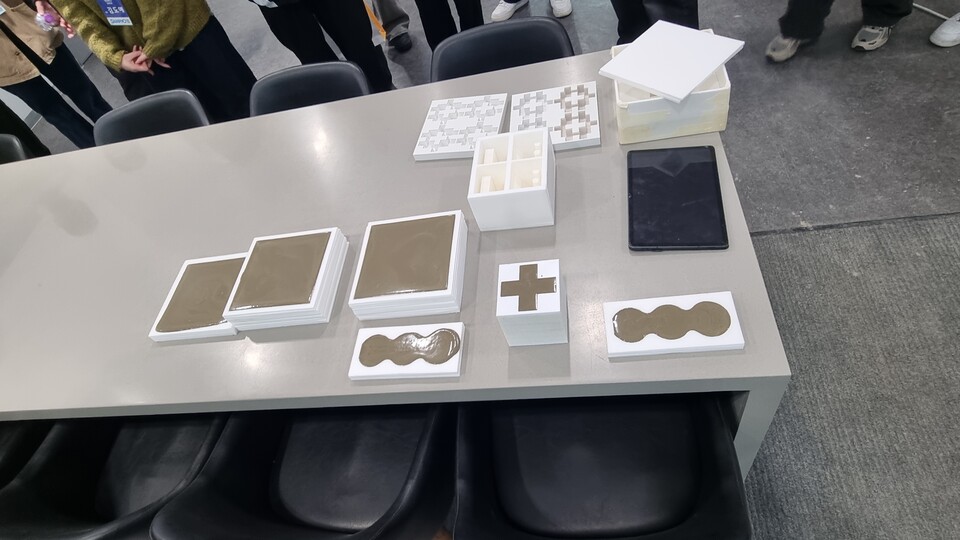 ©AP신문(AP뉴스)/이미지 제공 = 삼표그룹 ▲한양대 건축학과 학생들이 직접 제작한 몰드(공시체)에 콘크리트를 부어 부재를 제작하는 과정을 체험하고 있다.