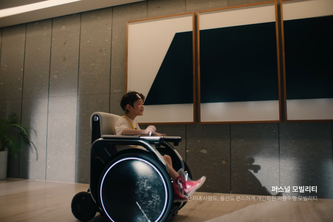 [AP신문 광고평론 No.1426]   ​​​​​​​단지내에서 이동할 수 있는 자율주행 모빌리티를 선보인다. 사진 THE H 유튜브 캡처ⓒAP신문(AP뉴스)