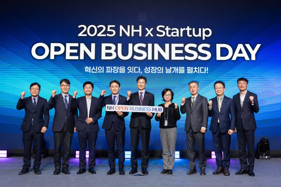 ©AP신문(AP뉴스)/이미지 제공 = NH농협은행 ▲지난 17일 콘래드서울에서 개최된 NH오픈비즈니스데이에서 권대영 금융위 부위원장(왼쪽 네번째)과 강태영 농협은행 은행장(왼쪽 다섯번째) 및 스타트업 대표와 행사 관계자들이 기념촬영을 하고 있다.