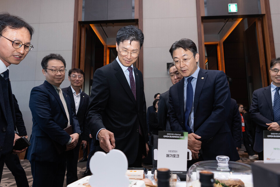 ©AP신문(AP뉴스)/이미지 제공 = NH농협은행 ▲지난 17일 콘래드서울에서 개최된 NH오픈비즈니스데이에서 권대영 금융위 부위원장(가운데 오른쪽) 및 강태영 농협은행 은행장(가운데 왼쪽)이 스타트업 팝업부스를 관람하고 있다.