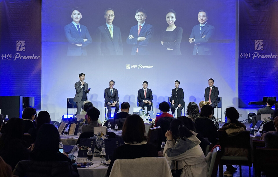 ©AP신문(AP뉴스)/이미지 제공 = 신한은행 ▲지난 17일 정동1928 아트센터에서 진행된 ‘신한 Premier Culture 정동길 낭만’ 행사에서 신한 Premier 패스파인더 전문가들이 금융 대담을 진행하는 모습.