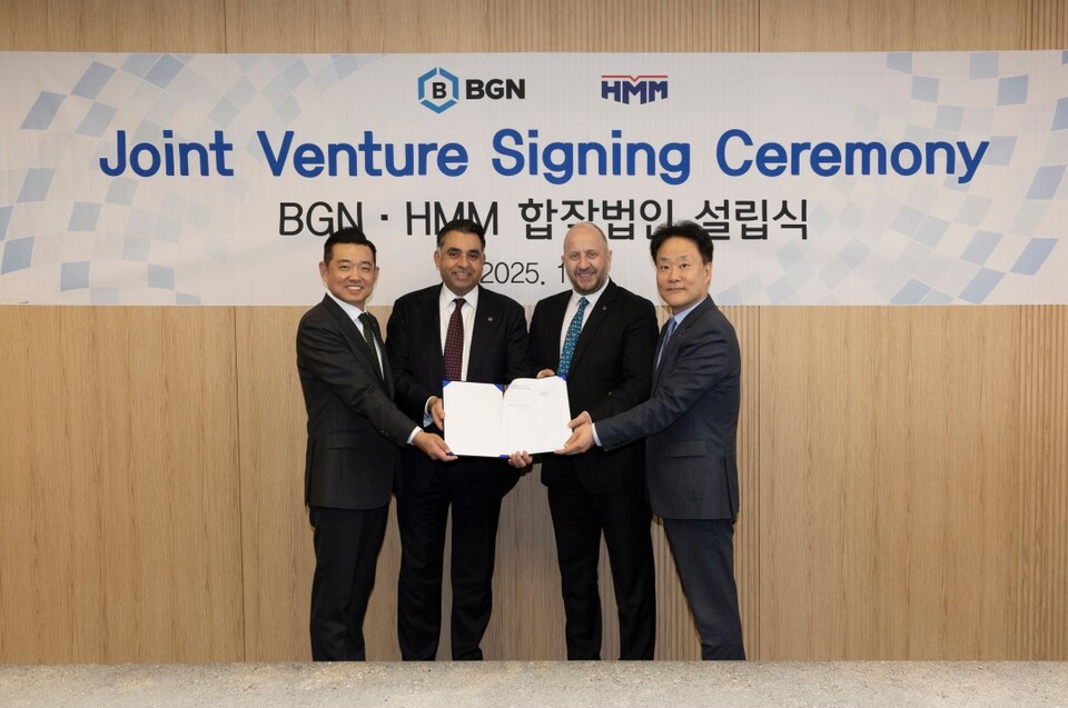 ©AP신문(AP뉴스)/이미지 제공 = HMM ▲정준 HMM 벌크사업본부장(우측 첫 번째)과 오잔 투르굿 BGN 대표(우측 두 번째)가 지난 5일 HMM 여의도 사옥에서 개최된 합작법인 설립식에서 기념촬영을 하고 있다.