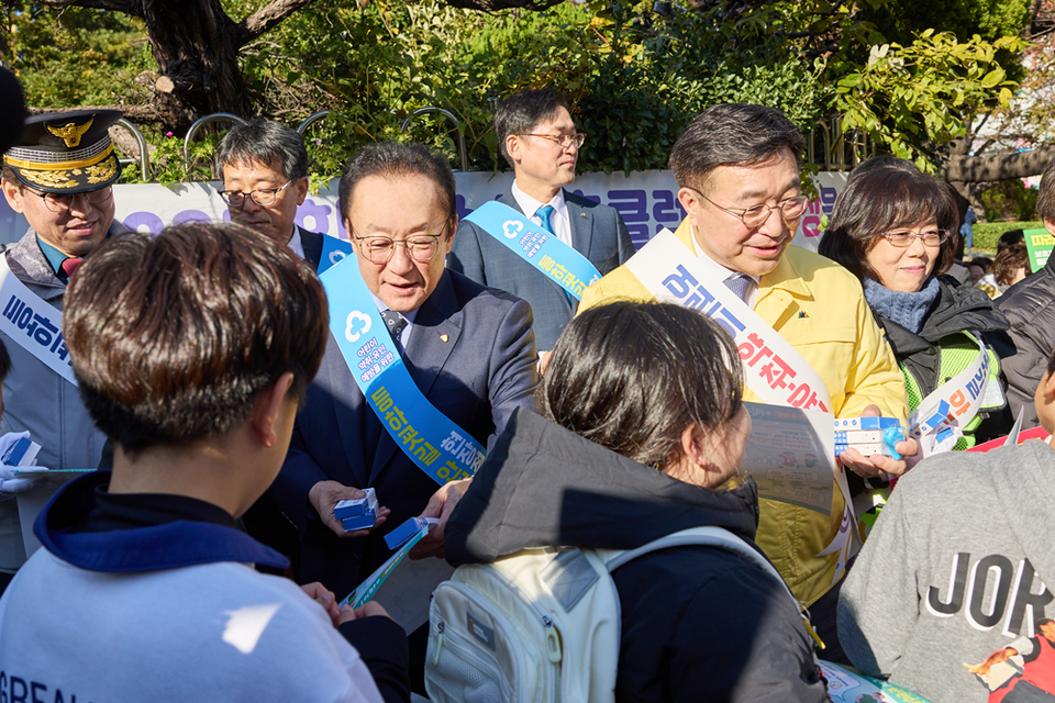 ©AP신문(AP뉴스)/이미지 제공 = 새마을금고중앙회 ▲지난 18일 부산 수영구 광남초등학교에서 김인 새마을금고중앙회 회장(가운데 왼쪽), 윤호중 행정안전부 장관과 관계자들이 어린이 등하굣길 안전 확보를 위해 안전물품과 리플렛 등을 배부하고 있다.