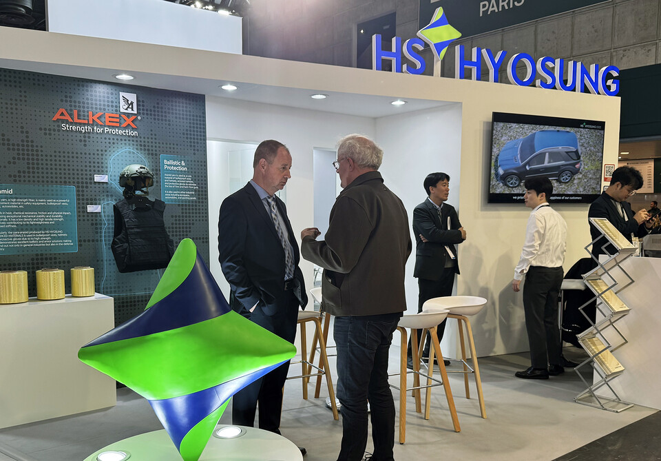 ©AP신문(AP뉴스)/이미지 제공 = HS효성 ▲프랑스 파리에서 열리는 ‘밀리폴 파리 2025’의 HS효성첨단소재 부스 전경.
