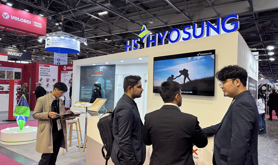 ©AP신문(AP뉴스)/이미지 제공 = HS효성 ▲프랑스 파리에서 열리는 ‘밀리폴 파리 2025’의 HS효성첨단소재 부스 전경.