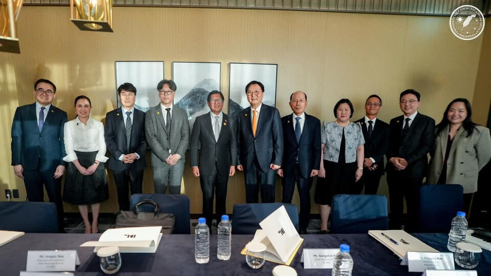 ©AP신문(AP뉴스)/이미지 제공 = DL이앤씨 ▲지난 1일 부산에서 박상신 DL이앤씨 대표이사와 페르디난드 마르코스 주니어 필리핀 대통령이 만나 기념촬영을 하고 있다. 왼쪽 다섯번째부터 마르코스 대통령, 박상신 대표, 유재호 DL이앤씨 플랜트사업본부장, 버나뎃 테레세 페르난데스(Bernadette Therese C. Fernandez) 주한 필리핀 대사.