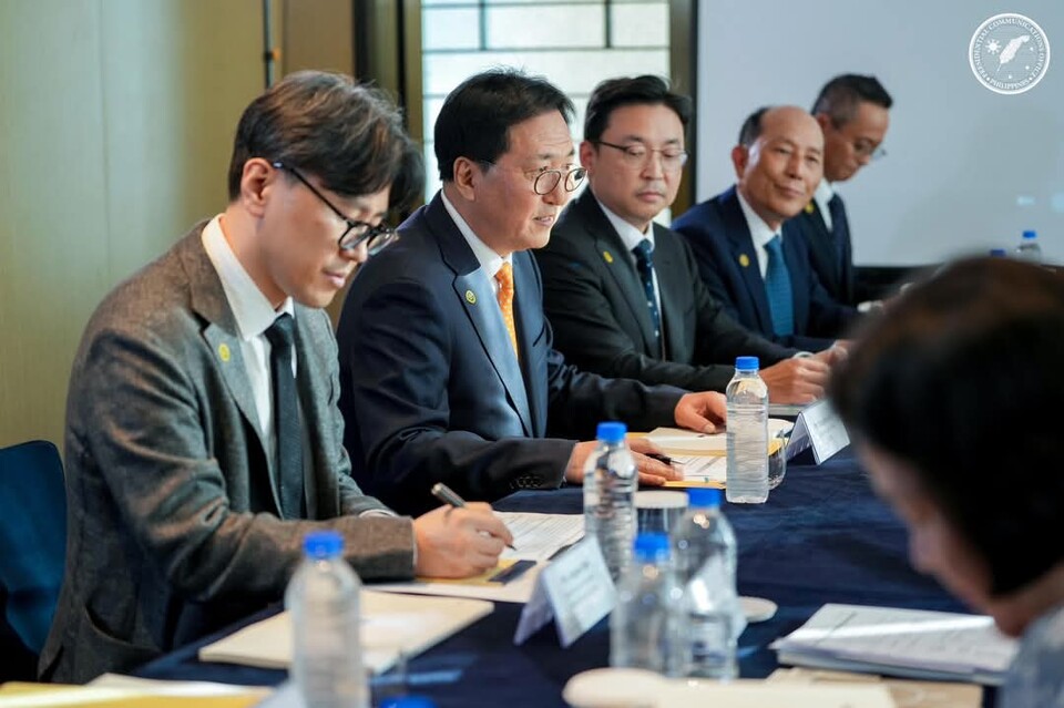 ©AP신문(AP뉴스)/이미지 제공 = DL이앤씨 ▲지난 1일 부산에서 박상신 DL이앤씨 대표이사(왼쪽 두번째)가 페르디난드 마르코스 주니어 필리핀 대통령을 만나 에너지·인프라 사업 현안을 설명하고 향후 추진할 사업 계획에 대한 협력 방안을 논의하고 있다.