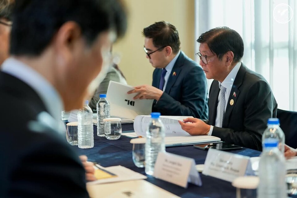 ©AP신문(AP뉴스)/이미지 제공 = DL이앤씨 ▲지난 1일 부산에서 페르디난드 마르코스 주니어 필리핀 대통령(오른쪽)이 박상신 DL이앤씨 대표이사로부터 에너지·인프라 사업 관련 설명을 듣고 있다.