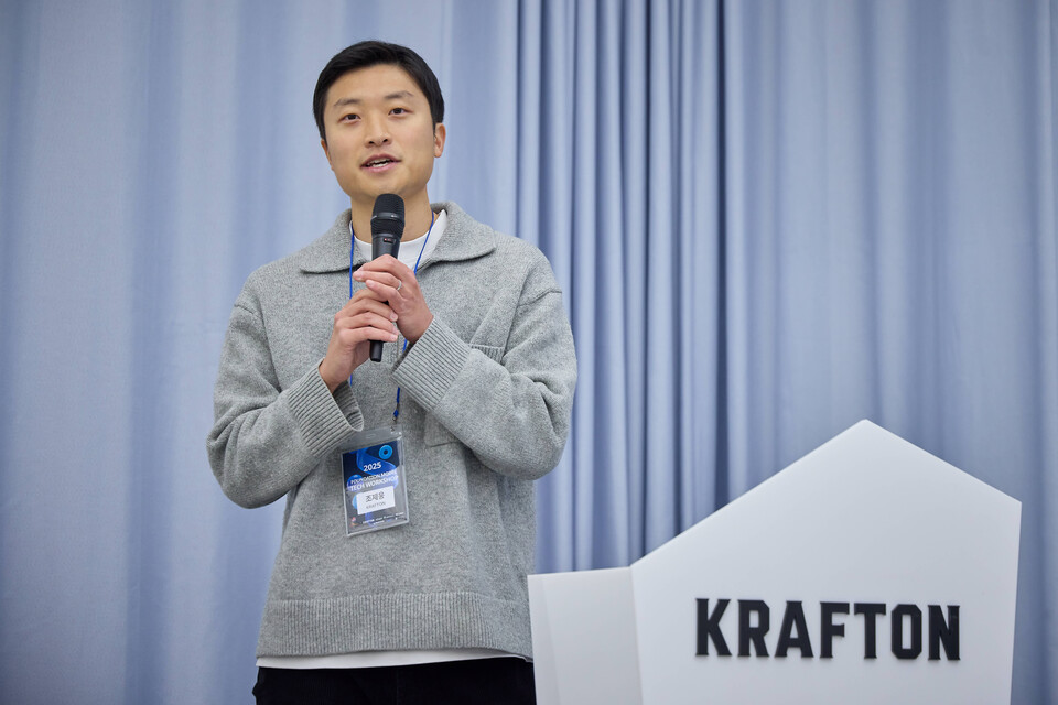 ©AP신문(AP뉴스)/이미지 제공 = 크래프톤 ▲조제웅 크래프톤 AI 기초연구실 실장이 워크숍 참가자들에게 환영사를 건네고 있다.
