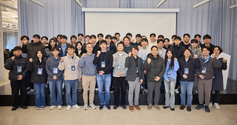 ©AP신문(AP뉴스)/이미지 제공 = 크래프톤 ▲지난 18일 크래프톤이 서울 성수동에 마련한 SK텔레콤 정예팀 전용 공간 ‘워룸(War Room)’에서 열린 워크숍 참석자들이 기념촬영을 하고 있다.