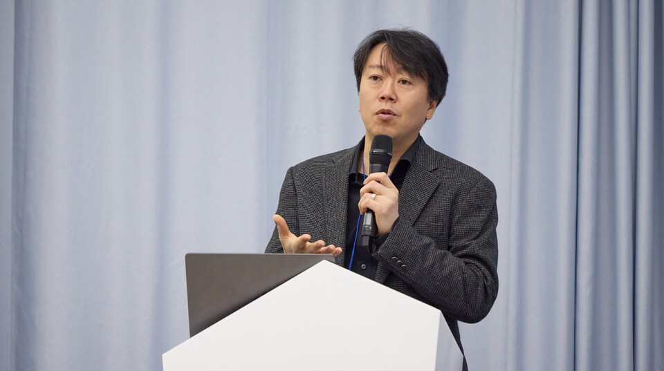 ©AP신문(AP뉴스)/이미지 제공 = 크래프톤 ▲김태윤 SK텔레콤 파운데이션 모델 담당이 개발 중인 AI 모델을 주제로 발표하고 있다.