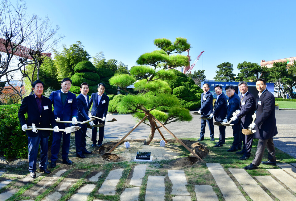 ©AP신문(AP뉴스)/이미지 제공 = HD현대 ▲HD현대 정기선 회장(오른쪽)이 19일 울산 HD현대중공업 영빈관에서 5000척 인도 기념 식수를 하고 있다.