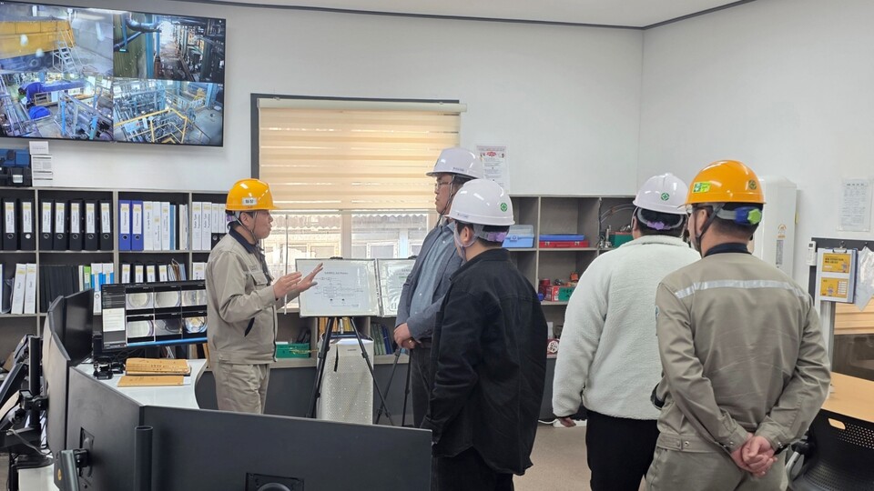 ©AP신문(AP뉴스)/이미지 제공 = 영풍 ▲강원 영월군청 전략산업팀 관계자들이 ZLD 시스템 앞에서 석포제련소 관계자로부터 설명을 듣고 있다.