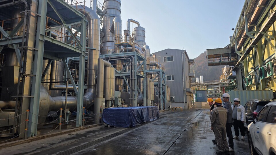 ©AP신문(AP뉴스)/이미지 제공 = 영풍 ▲강원 영월군청 전략산업팀 관계자들이 ZLD 시스템 앞에서 석포제련소 관계자로부터 설명을 듣고 있다.