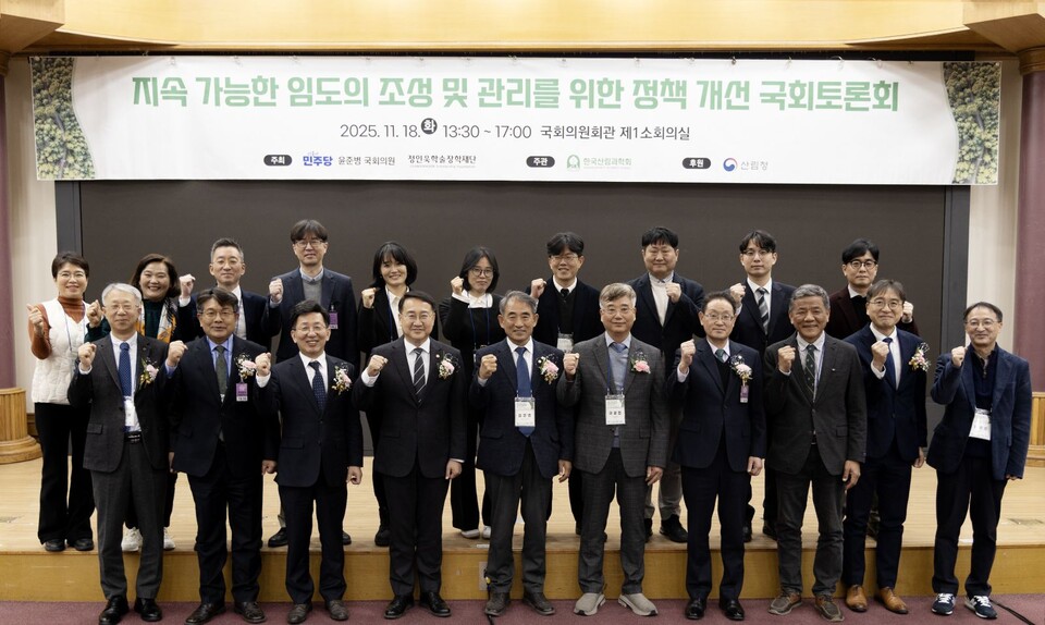 ©AP신문(AP뉴스)/이미지 제공 = 정인욱학술장학재단 ▲지난 18일 국회의원회관 제1소회의실에서 열린 ‘지속가능한 임도의 조성과 관리를 위한 정책개선 국회토론회’에서 윤준병 국회의원(사진 왼쪽에서 다섯 번째), 김인호 산림청장(왼쪽에서 네 번째), 이상현 한국산림과학회장(왼쪽에서 여섯 번째), 유용재 정인욱학술장학재단 사무국장(오른쪽에서 두 번째) 등이 기념촬영을 하고 있다.