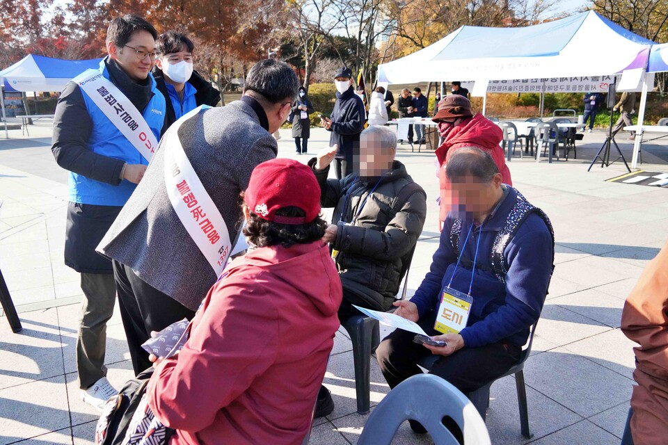 ©AP신문(AP뉴스)/이미지 제공 = 우리은행 ▲지난 19일 영등포공원 일대에서 우리은행, 서민금융진흥원, 영등포구청 직원들이 지역주민들에게 불법 사금융 피해예방 안내문과 홍보 물품을 배부하고 현장상담을 진행하며 ‘불법 사금융 No!’ 캠페인을 진행하고 있다.