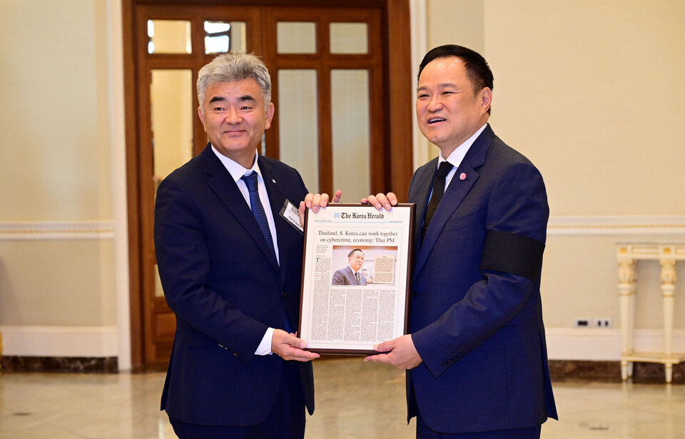 ©AP신문(AP뉴스)/이미지 제공 = 대우건설 ▲지난 18일 태국 정부청사에서 정원주 대우건설 회장(왼쪽)과 아누틴 찬위라꾼(Anutin Charnvirakul) 태국 총리가 면담 후 기념촬영을 하고 있다.