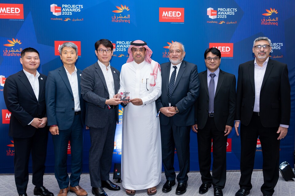 ©AP신문(AP뉴스)/이미지 제공 = 삼성E&A ▲19일 UAE 두바이에서 열린 ‘MEED 프로젝트상’ 시상식에서 삼성E&A APOC 프로젝트 관계자들이 기념촬영을 하고 있다.