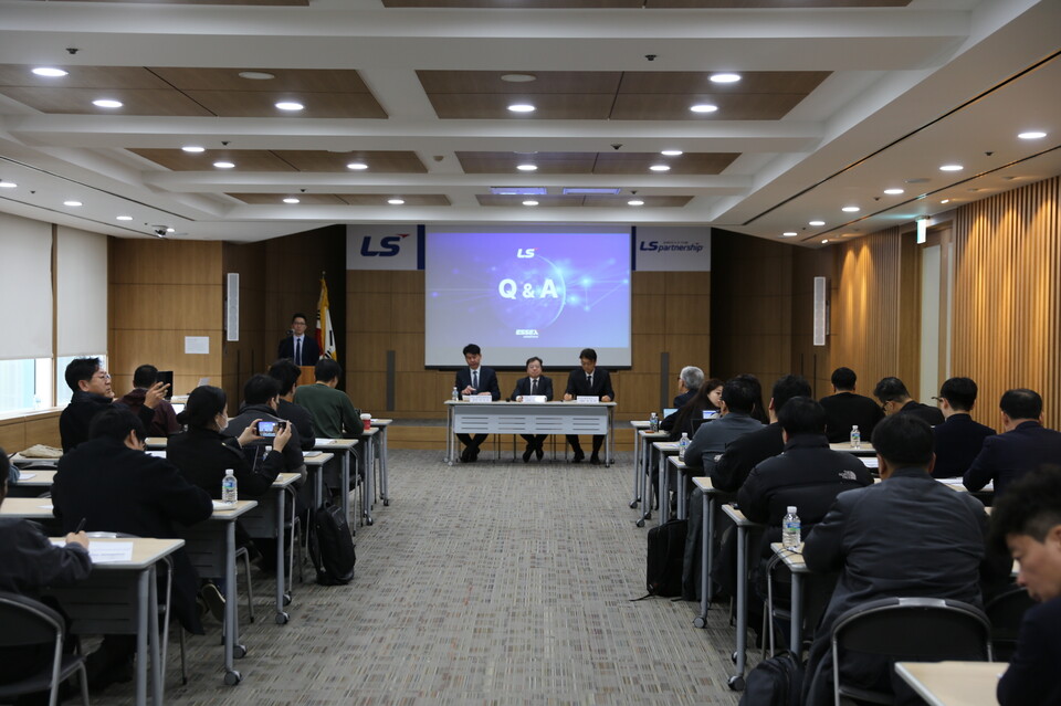 ©AP신문(AP뉴스)/이미지 제공 = LS그룹 ▲LS는 20일 LS용산타워에서 에식스솔루션즈 기업공개(IPO) 추진 배경 및 사업 현황을 공유하고 주주들과 소통하기 위한 기업설명회를 개최했다. (앞 좌측부터) LS 전략금융부문장 박진호 상무, LS CFO 이태호 상무, 에식스솔루션즈 최창희 CEO