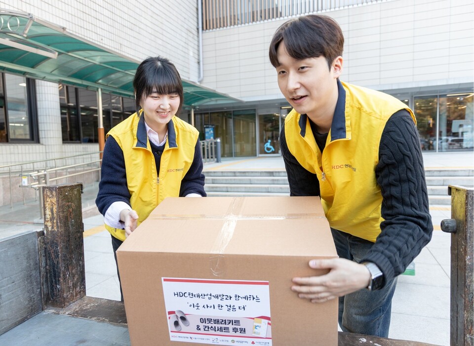 ©AP신문(AP뉴스)/이미지 제공 = HDC그룹 ▲HDC현대산업개발, HDC아이파크몰, HDC신라면세점 등 HDC그룹 계열사 임직원 6명은 19일 서울시 노원구청에서 아동학대 예방의 날을 맞아 노원구 지역 아동·이웃과 함께하는 연말 봉사활동을 진행했다.