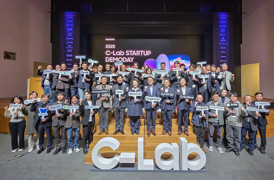 ©AP신문(AP뉴스)/이미지 제공 = 삼성전자 ▲삼성전자가 20일 서울 서초구 삼성전자 서울R&D캠퍼스에서 개최한 '2025 C랩 스타트업 데모데이'에서 7기 및 졸업사 스타트업 대표 등 참석자들이 기념촬영을 하고 있다.