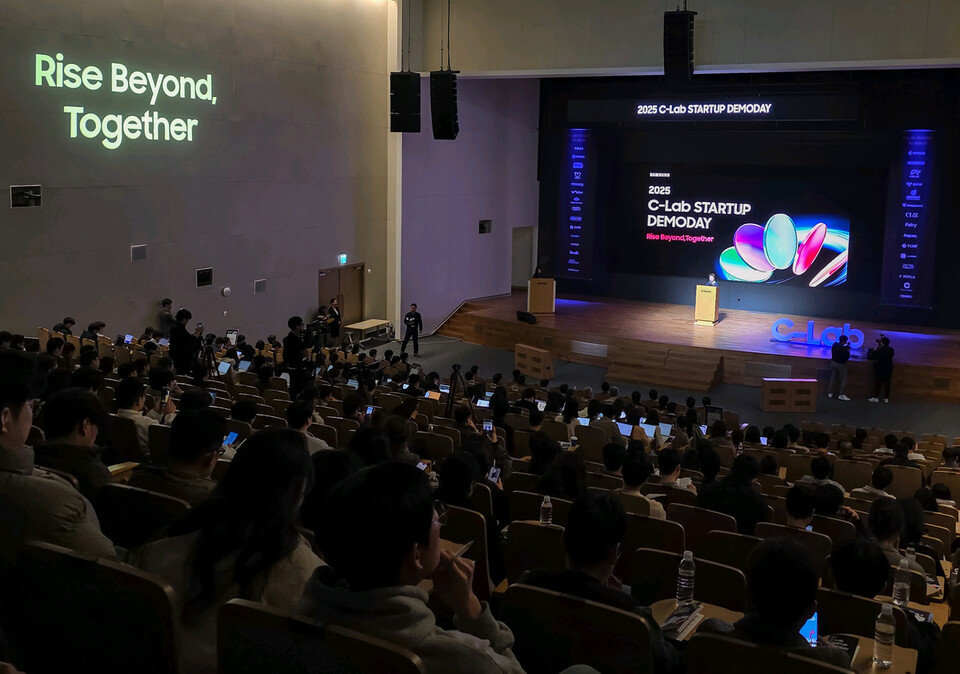 ©AP신문(AP뉴스)/이미지 제공 = 삼성전자 ▲삼성전자가 20일 서울 서초구 삼성전자 서울R&D캠퍼스에서 개최한 '2025 C랩 스타트업 데모데이' 행사 전경.