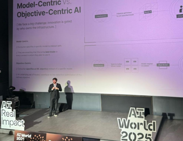 사진설명 = 알로라 랩스 창업자인 닉 에먼스가  한국에서 열린 AI World 2025에서 발표를 하는 모습