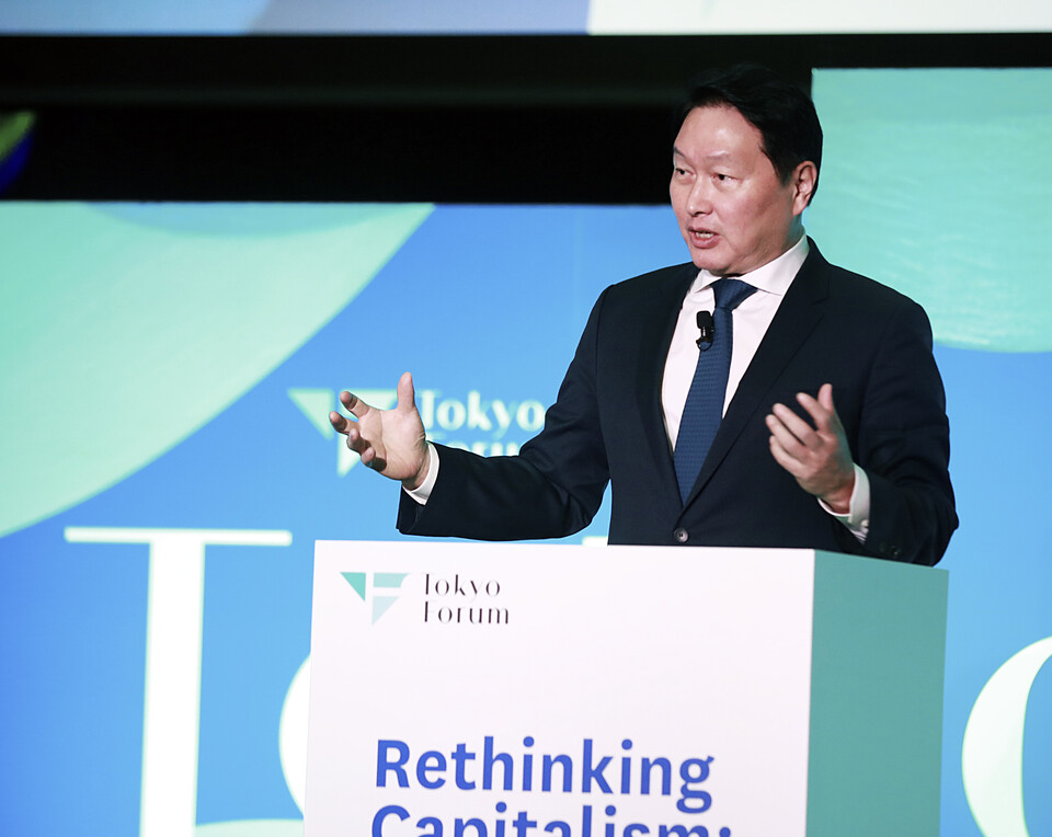 ©AP신문(AP뉴스)/이미지 제공 = SK그룹 ▲최태원 SK그룹 회장이 21일 일본 도쿄대 야스다 강당에서 개최된 ‘도쿄포럼2025’에서 개회사를 진행하고 있다.