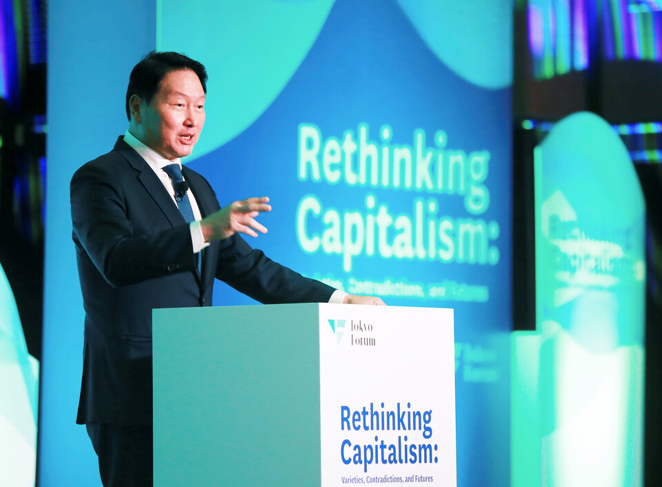 ©AP신문(AP뉴스)/이미지 제공 = SK그룹 ▲최태원 SK그룹 회장이 21일 일본 도쿄대 야스다 강당에서 개최된 ‘도쿄포럼2025’에서 개회사를 진행하고 있다.