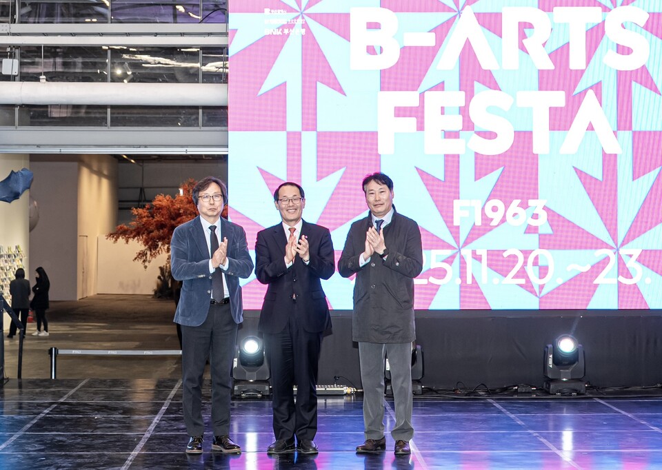 ©AP신문(AP뉴스)/이미지 제공 = 부산문화재단 ▲한국주택금융공사는 부산광역시 수영구에 있는 복합문화공간 F1963에서 ‘HF 지역 청년예술인 창작 지원’ 기부금 전달식을 21일 가졌다. 오재환 부산문화재단 대표이사(왼쪽), 이준승 부산시 행정부시장(가운데), 유호재 한국주택금융공사 상임이사(오른쪽)가 기념촬영을 하고 있다.