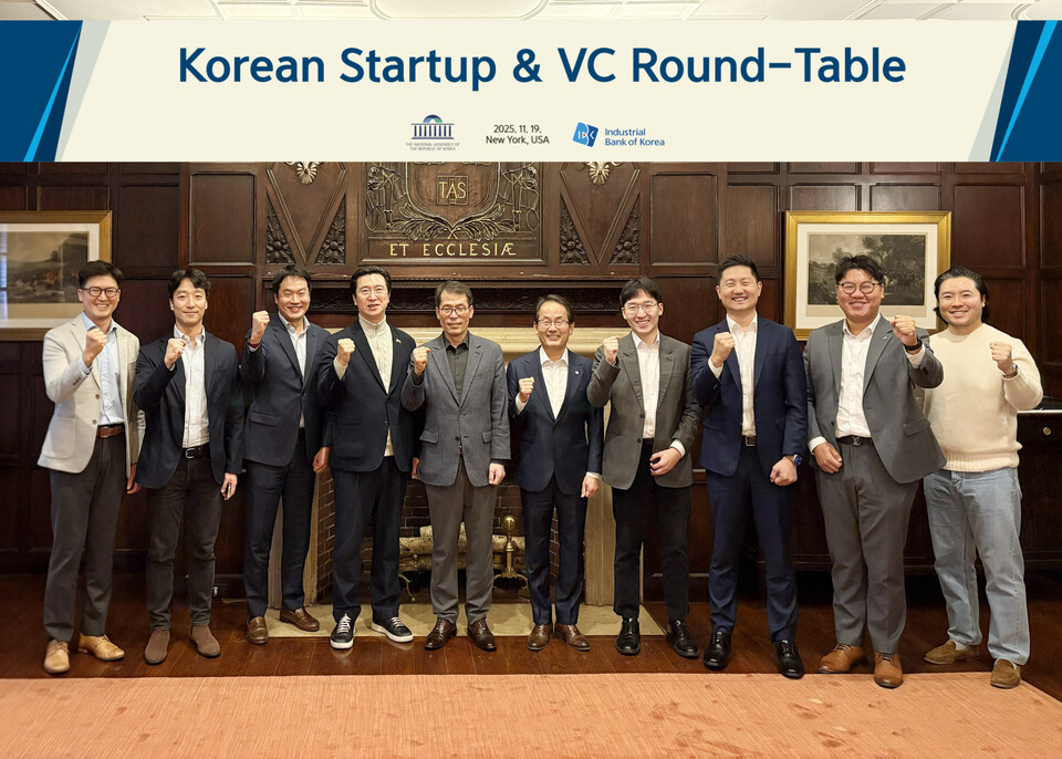 ©AP신문(AP뉴스)/이미지 제공 = IBK기업은행 ▲(왼쪽부터) 김대용 김씨마켓(Kim’C Market) 대표, 에디 리 화이트스타캐피탈(White Star Capital) 파트너, 이성환 SV인베스트먼트 미국법인 이사, 강민국 국민의힘 의원, 김성태 기업은행장, 강준현 더불어민주당 의원, 우성훈 아모지(Amogy) 대표, 유정석 법무법인 폴리호그(Foley Hoag LLP) 파트너 변호사 등이 현지 시각으로 지난 19일 미국 뉴욕 하버드클럽에서 열린 한국계 스타트업·벤처캐피털(VC) 간담회에 참석해 기념 촬영을 하고 있다.
