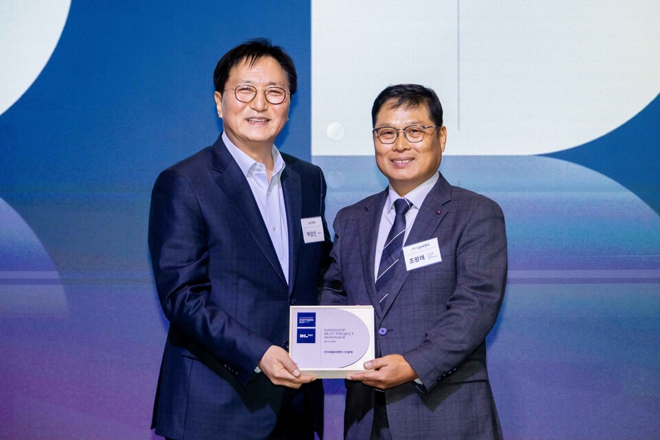 ©AP신문(AP뉴스)/이미지 제공 = DL이앤씨 ▲지난 17일 서울 여의도 글래드호텔에서 열린 ‘한숲 파트너스 데이’ 행사에서 DL이앤씨 박상신 대표(왼쪽)와 태일씨앤티 조왕래 소장이 기념 촬영을 하고 있다.